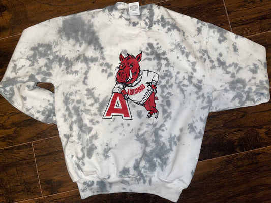 Leaning Razorback dyed CREWNECK